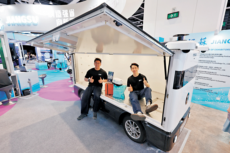 ●無人物流車企業Zelostech香港營運經理李卓康(右)指，該公司所研發的車輛現時已在香港菜鳥的倉庫場景中運行。