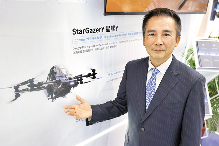 ●天路飛行汽車（香港）首席營運官陳榮斌表示，飛行器能載人飛入沙漠或草原，進行觀光拍照，並可搭配自動駕駛模式。