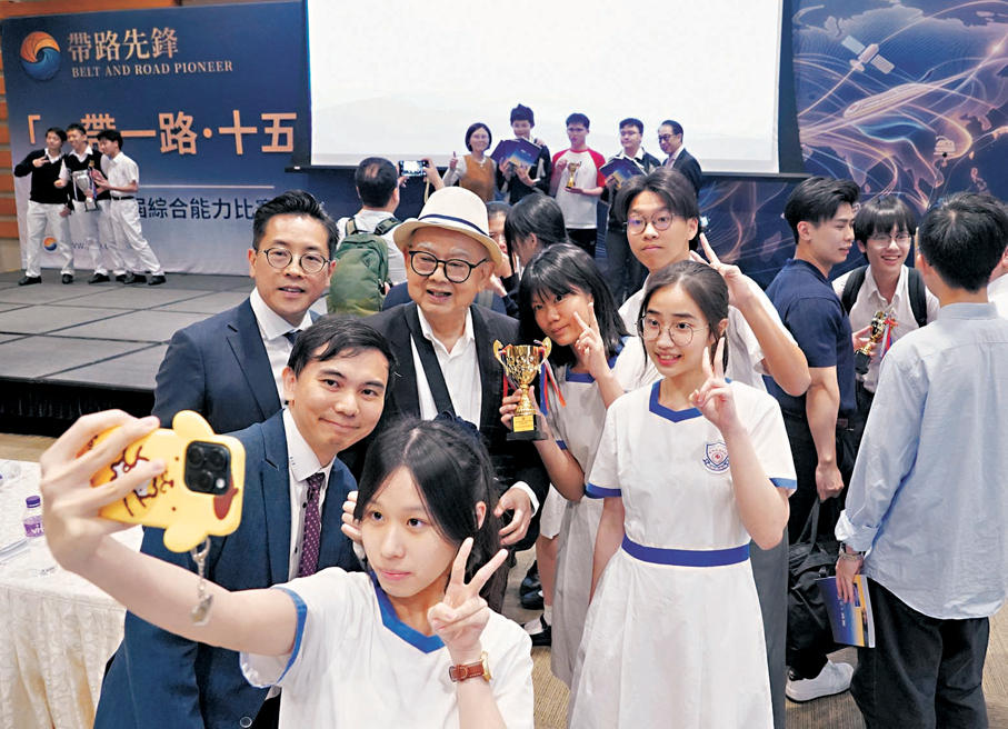 ●仁濟醫院羅陳楚思中學師生合影。香港文匯報記者曾興偉  攝