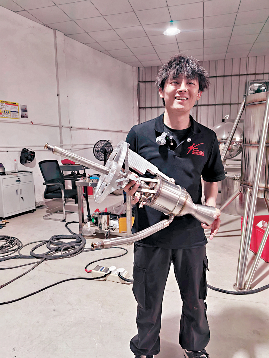 ●盧馭龍展示小型擠壓式發動機。