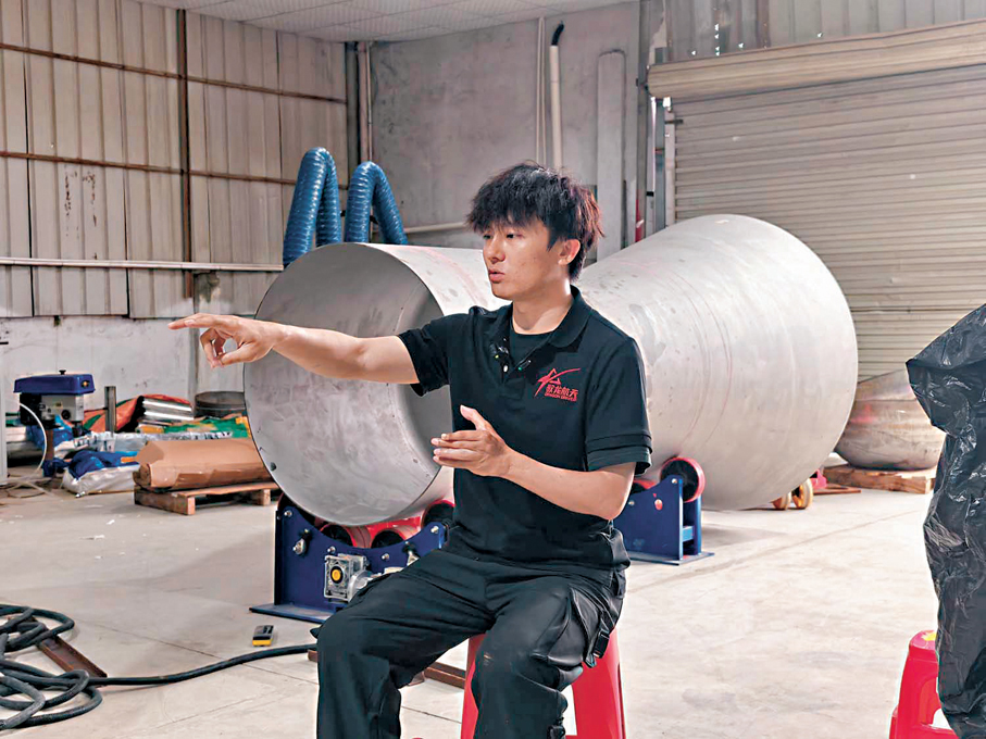 ●盧馭龍在火箭基地接受記者採訪。