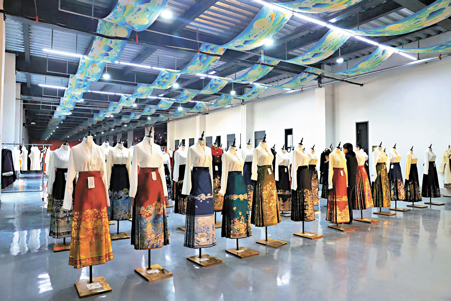 ●山東曹縣一公司的馬面裙展廳。 香港文匯報山東傳真