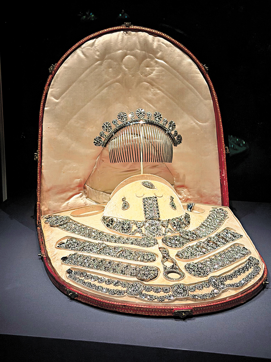 ●珠寶十五件套組（附皮盒），約1810年。  記者張夢薇  攝