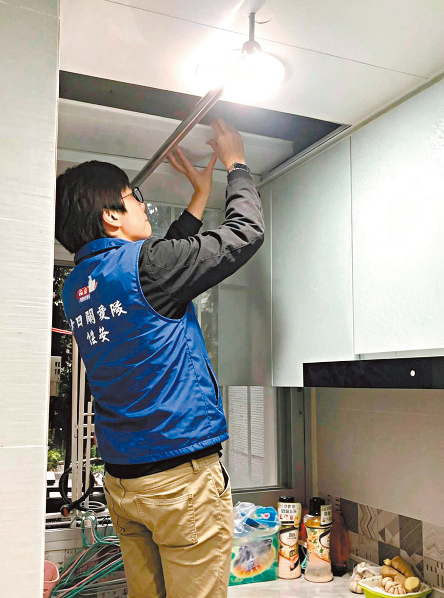 ●恆安關愛隊隊員上門為有需要住戶進行簡單工程。 作者供圖