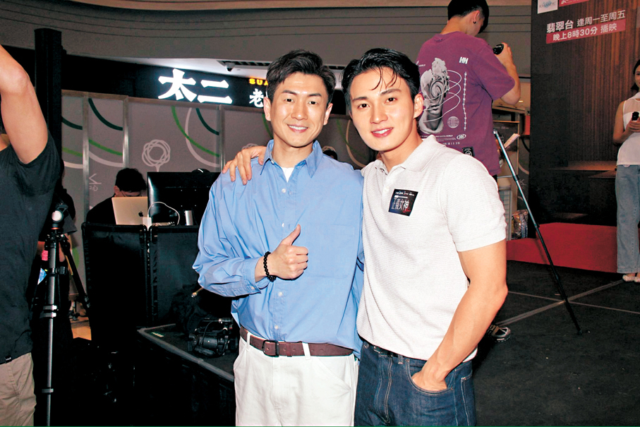 ●馬貫東（左）為周嘉洛點讚。香港文匯報記者達里   攝