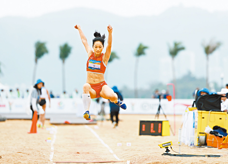 ●跳遠選手李智雙指沙地的不確定性，考驗個人應變能力。 新華社