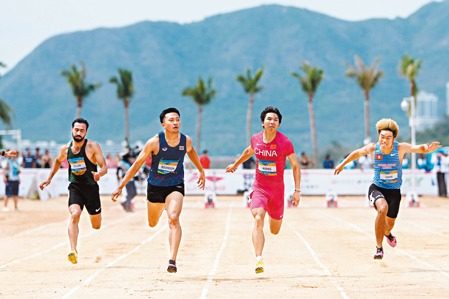 ●黃友超（右二）在60米初賽留力，以免在沙地拉傷並預留體力。 新華社