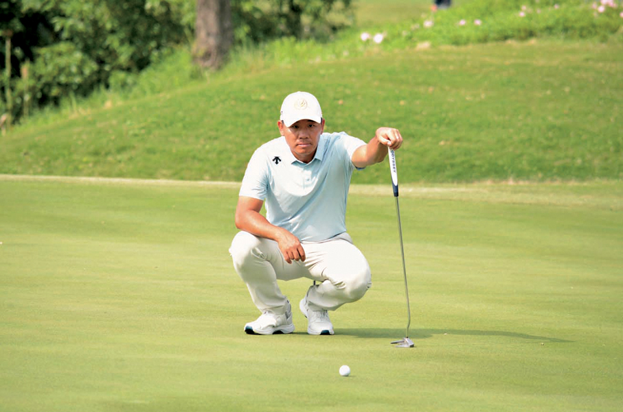 ●吳阿順在17號洞抓下一記小鳥。香港文匯報記者夏微  攝