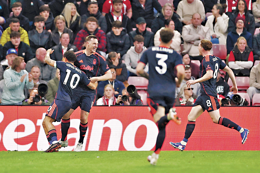 ●基斯活特（左二）建功後與隊友慶祝。 路透社