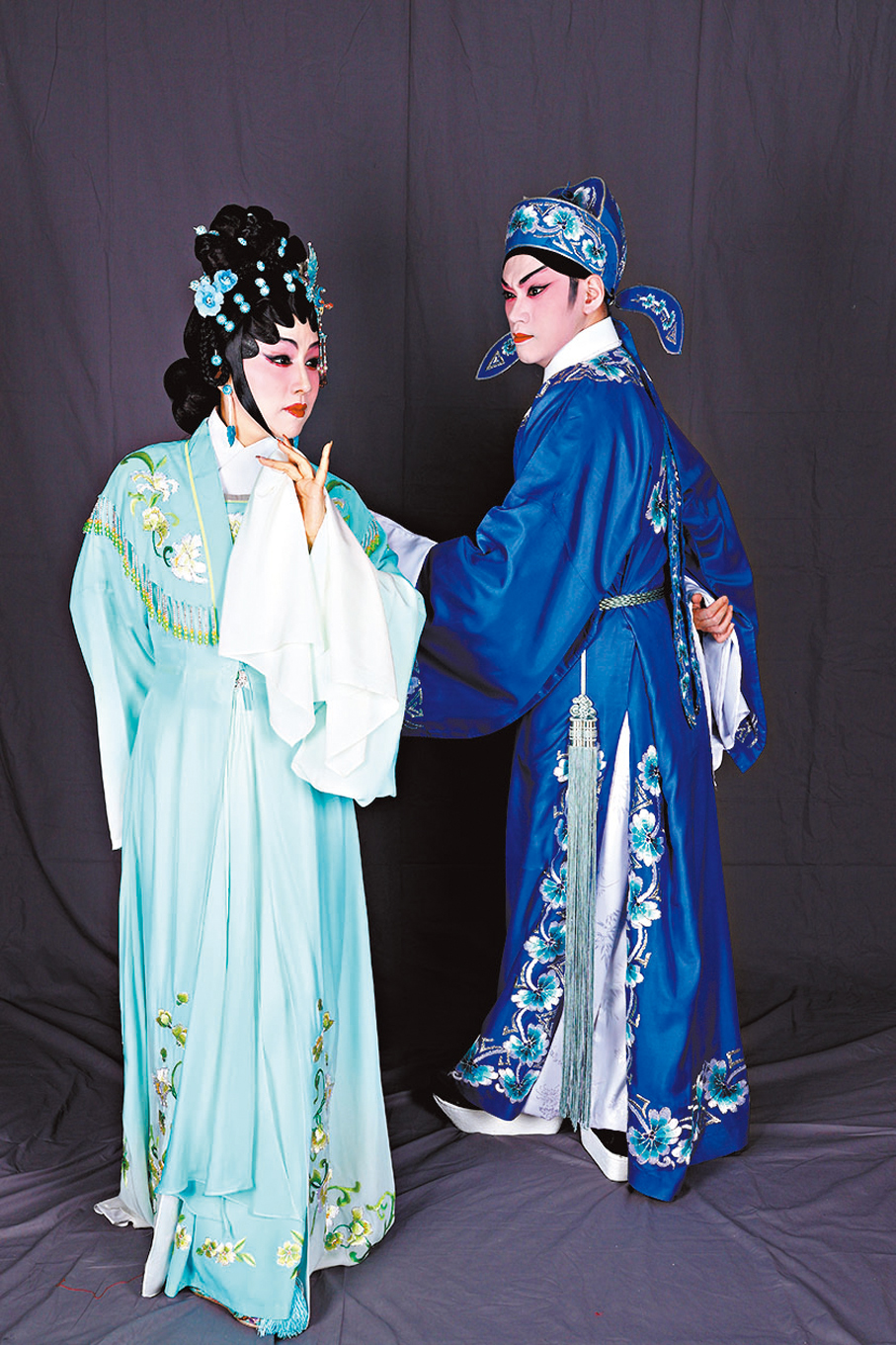 ●謝曉瑩（左）和譚穎倫演出《夢斷香銷四十年》。