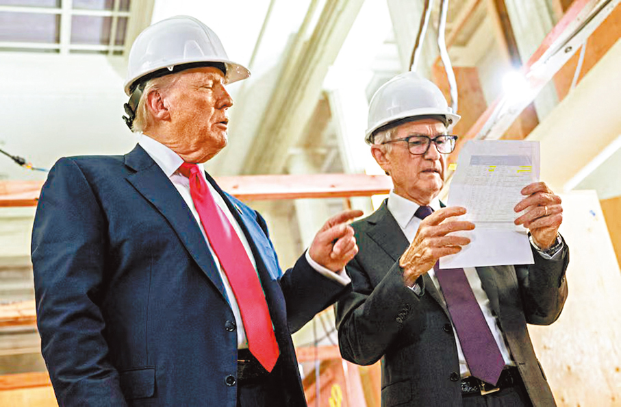 ●特朗普（左）去年訪問聯儲局與鮑威爾交談。 資料圖片