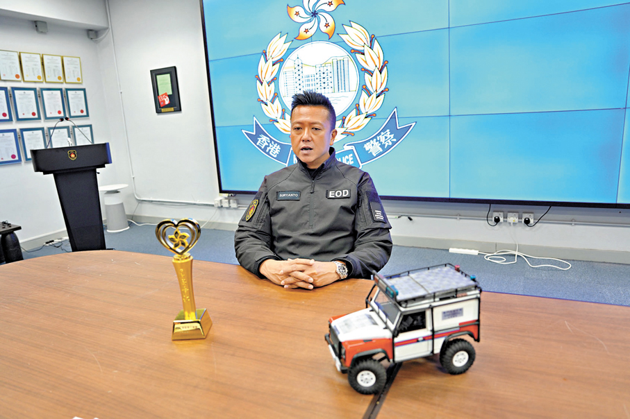李展超介紹香港警務處爆炸品處理課的工作。