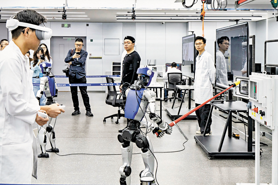 4月16日，技術人員在中國南方電網廣東電網公司機器人實驗室內為人形機器人編寫程式。