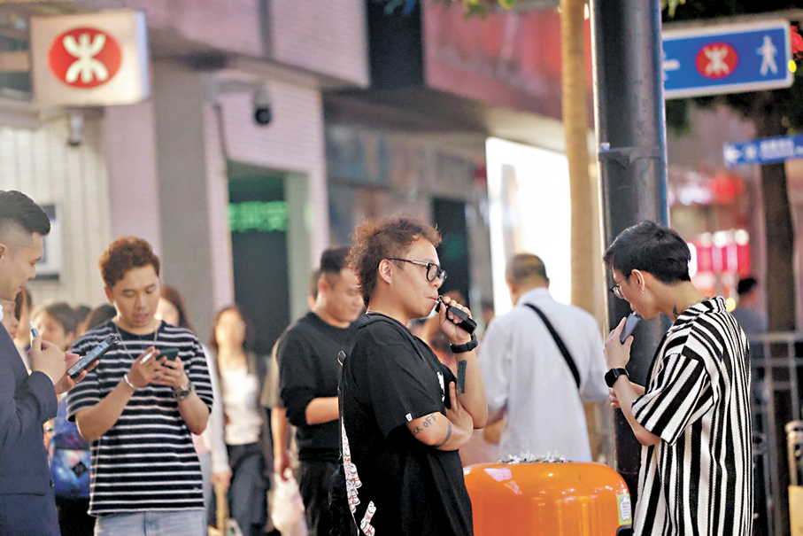 ●由本月30日起，任何人不得在公眾地方管有指明另類吸煙產品，包括電子煙、加熱煙及草本煙。  資料圖片