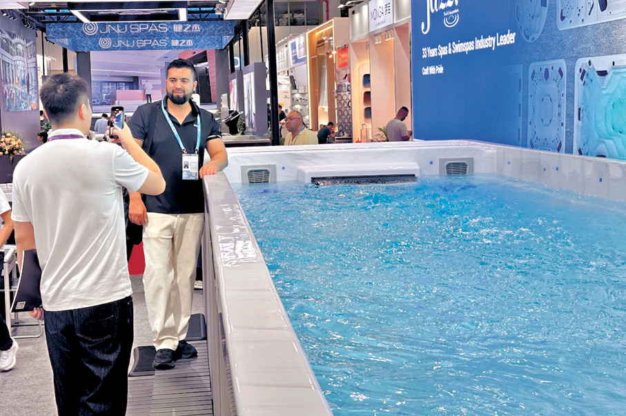 ●一款長達8.8米的大型家用「游泳池」成為熱門「打卡點」。香港文匯報記者李紫妍  攝