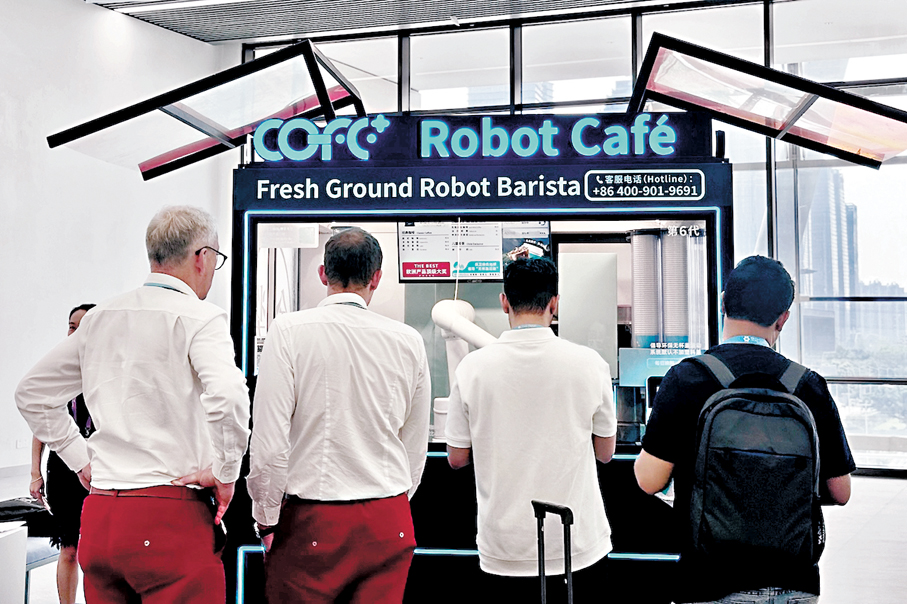●海外客商正在「cofe+」第7代全智能機器人咖啡亭前點單。香港文匯報記者李紫妍  攝