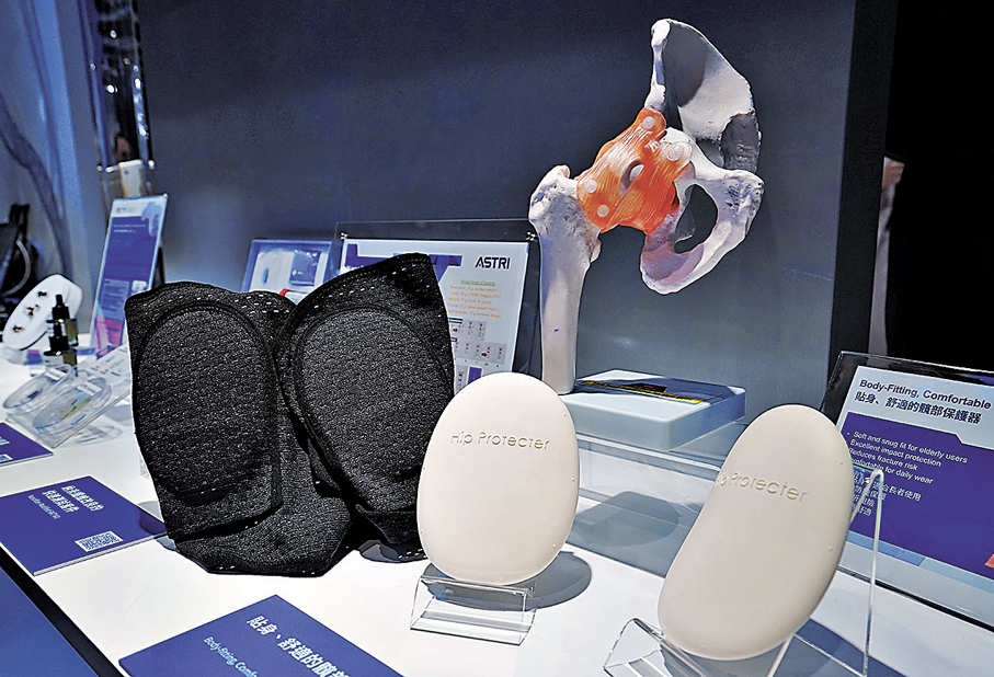 ●合併後的應科院，於本月舉行的InnoEx展出多個研發項目。   香港文匯報記者曾興偉 攝