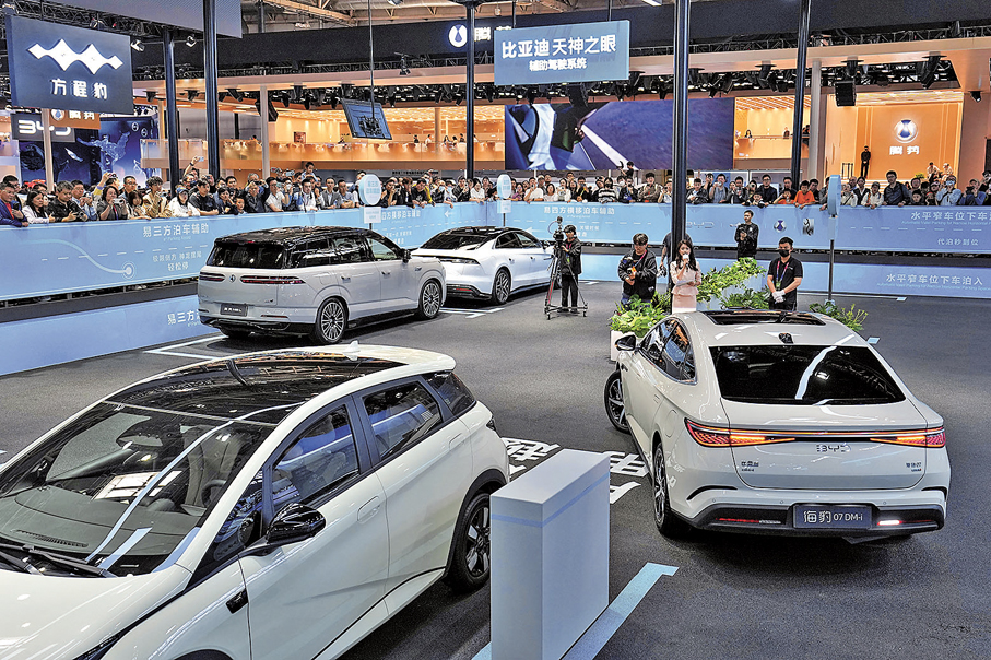 ●北京車展上，自動駕駛正從高端車型的專屬配置走向大眾。圖為參觀者在參觀比亞迪輔助駕駛系統的自主泊車展示。新華社