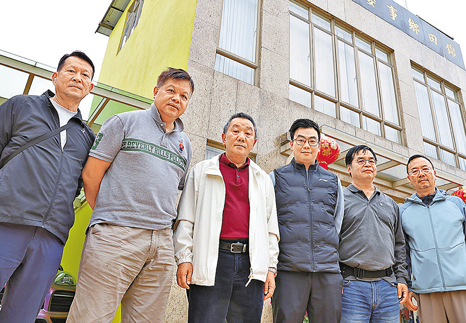 ●左三為鄧賀年，左四為元朗區區議員梁業鵬，其他為錦田鄉事委員會成員。 香港文匯報記者萬霜靈  攝