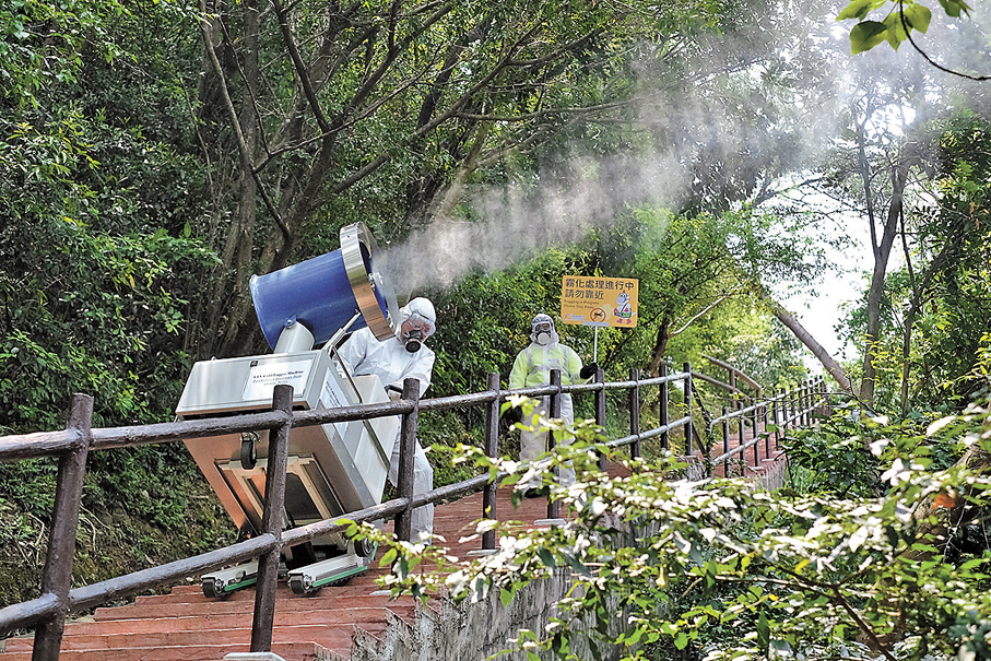 ●香港最遲明年初測試「以蚊治蚊」新方法。圖為食環署職員用「電動爬梯機」運載「噴霧器」進行霧化滅蚊。 資料圖片