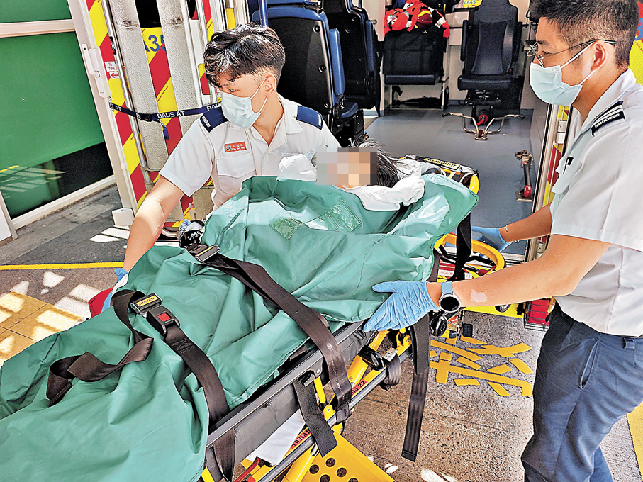 ●墮海獲救女事主送院後回復清醒，無生命危險。香港文匯報記者劉友光  攝