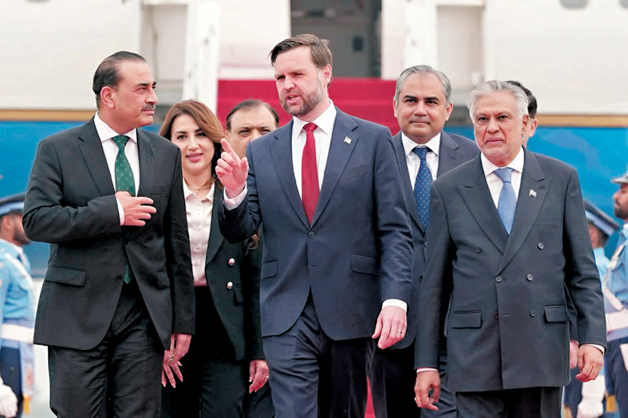 ●萬斯（中）4月11日抵達巴基斯坦，與伊朗舉行會談。  新華社