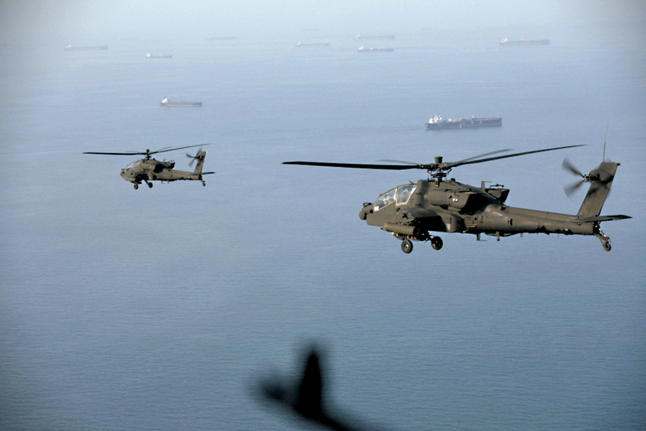 ●美國軍機在霍爾木茲海峽上空盤旋。   法新社