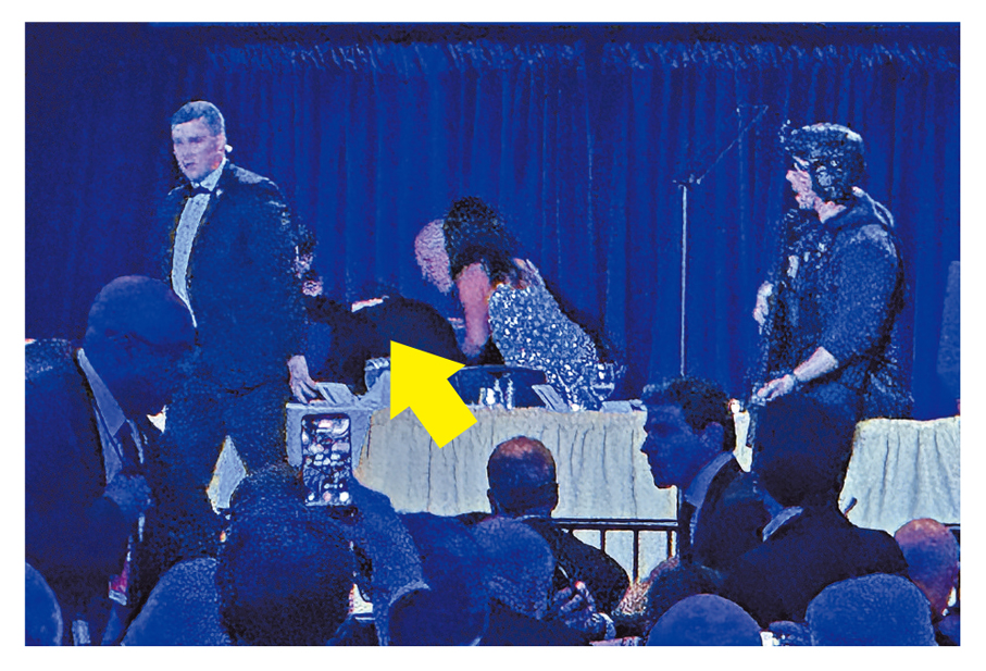 ●特朗普（黃箭嘴示）一度摔倒，由多人扶起後護送離開。 美聯社