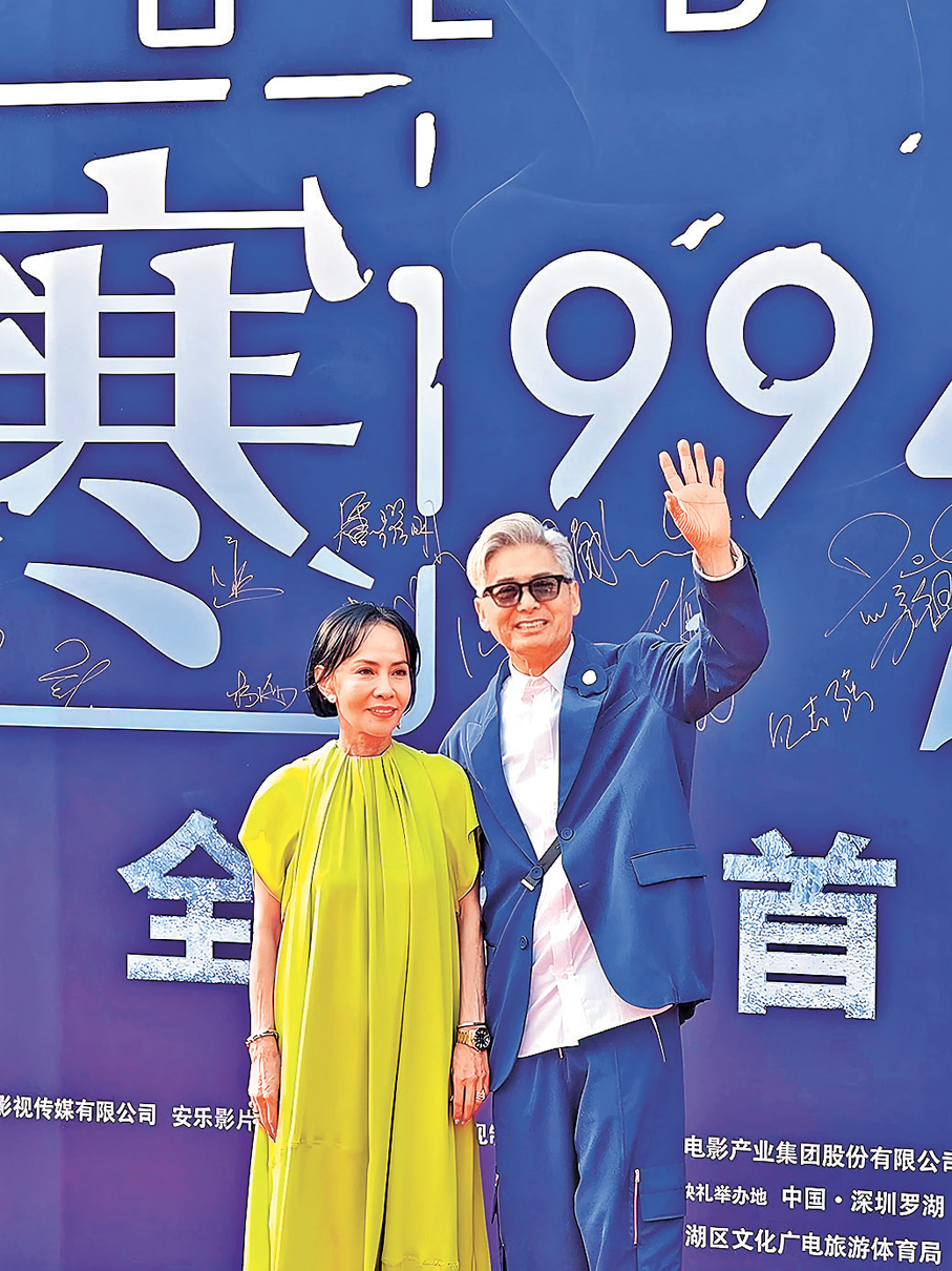●發哥攜發嫂一同亮相首映禮。   香港文匯報記者李薇 攝