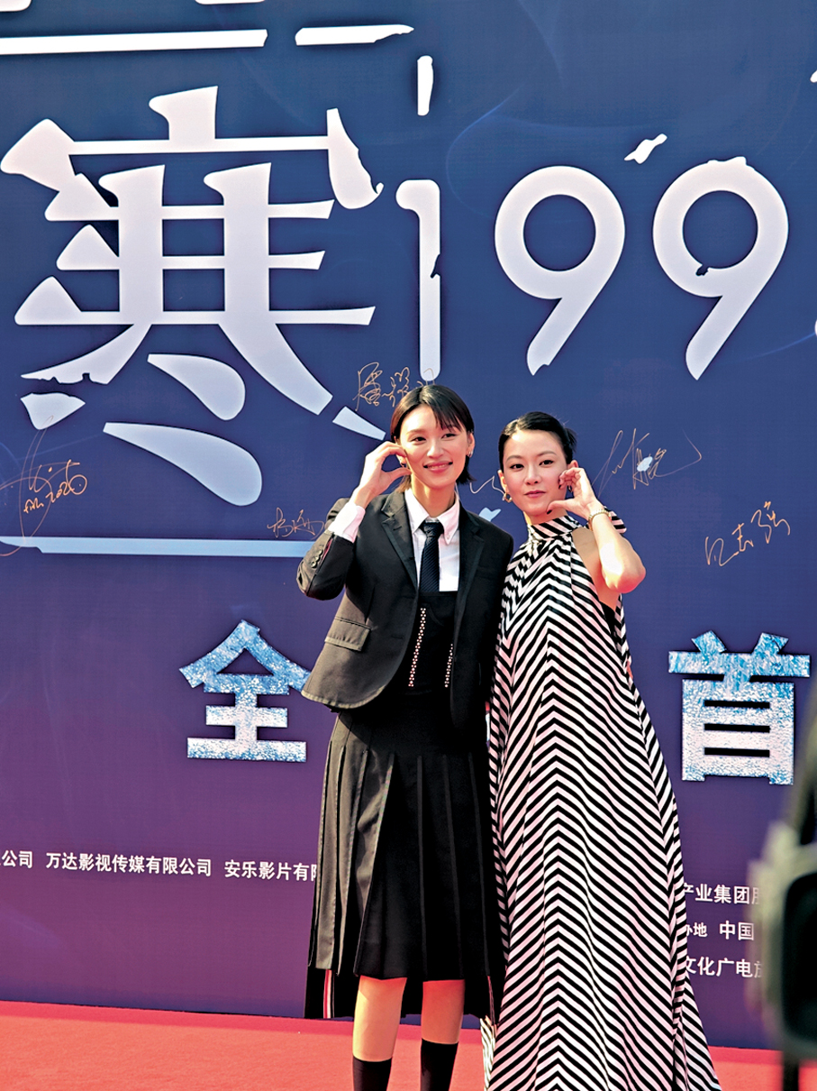 ●廖子妤(右)和王丹妮合力比心。  香港文匯報記者李薇 攝