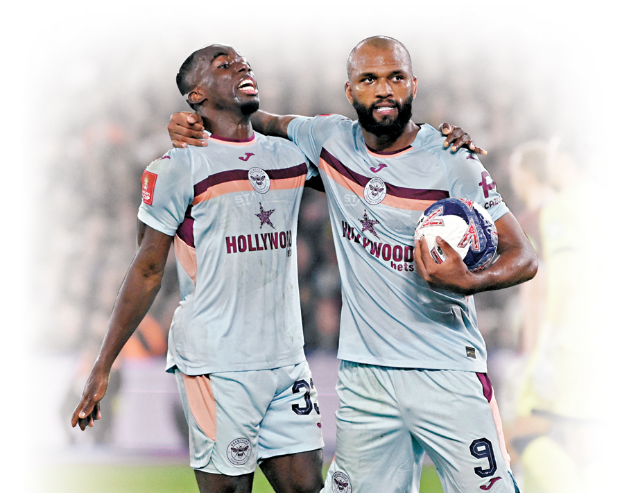 ●賓福特將依靠伊戈皮亞高（右）爭取入球。  資料圖片