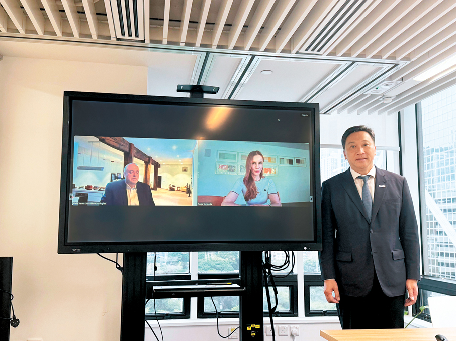●黃煒卓（右）透過視像訪問即將進駐港深創科園的生物科企創辦人的Sanja（中）及Alain（左）。香港文匯報記者楊盈盈  攝