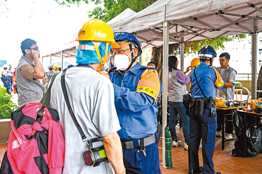 ●今次協助宏福苑居民分批上樓執拾物品的行動中，民安隊每天約出動150名隊員，負責陪伴居民返回單位、協助居民上下樓梯、安排急救人員在樓宇內巡邏待命。 民安隊供圖
