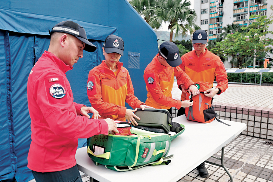 ●民安隊今次準備了簡易急救箱、大型急救包。 香港文匯報記者黃艾力  攝