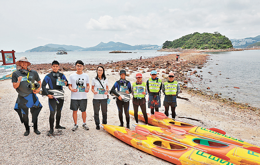 ●漁護署每日安排2名浮潛嚮導及3名獨木舟嚮導在近岸水域巡邏。香港文匯報記者郭木又  攝