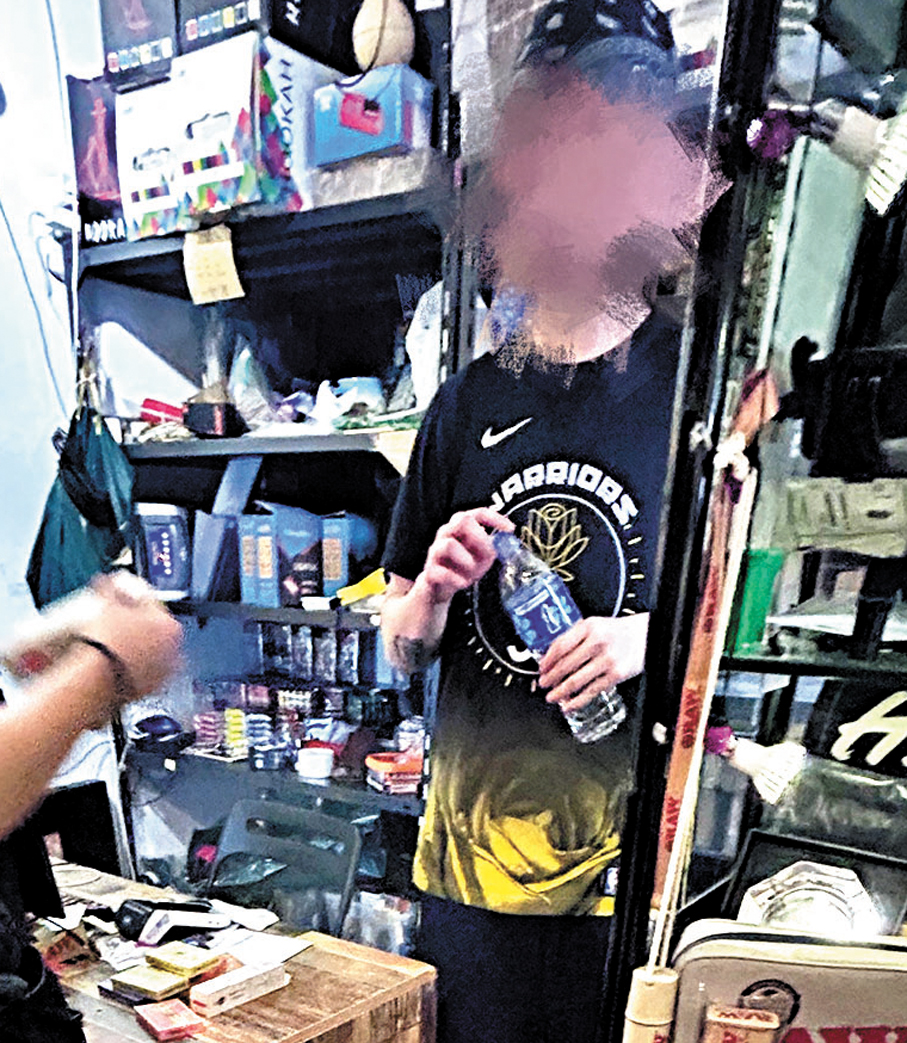 ●記者走訪旺角商店，店員從袋子內拿出數盒不同口味的煙彈，以及兩盒一次性電子煙，表明希望在新法例生效前清貨。 香港文匯報記者涂穴 攝