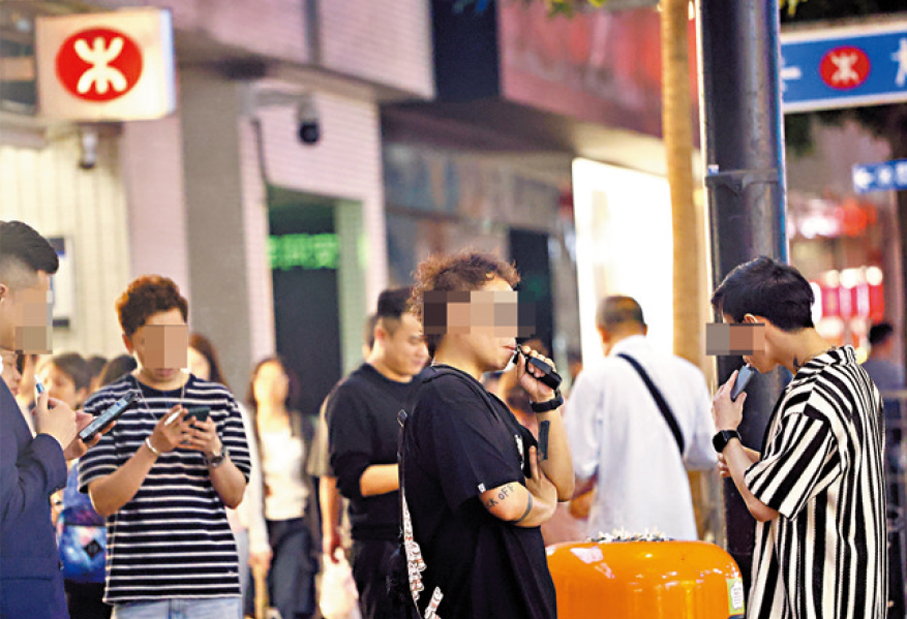 ●4月30日起，任何人不得在公眾地方管有指明另類吸煙產品，包括電子煙、加熱煙及草本煙。 資料圖片