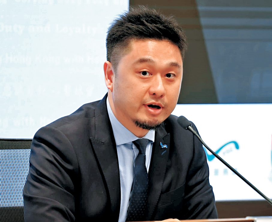 ●警察臨床心理學家馮浩堅表示，性誘識兒童案通常始於沒有傷害性、純粹談話，其後逐步升級。   香港文匯報記者劉友光  攝