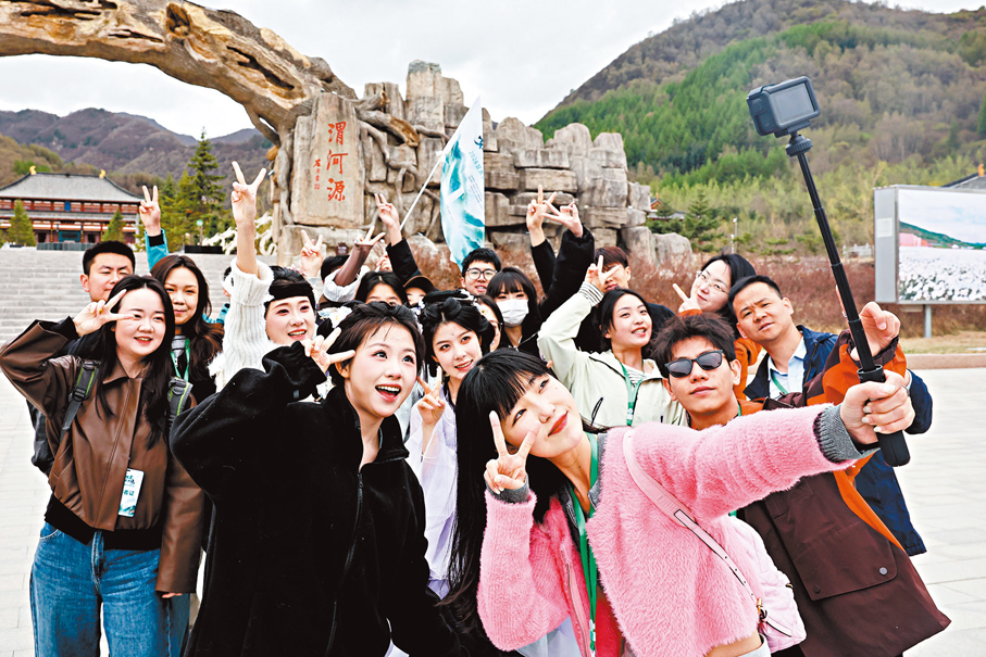 ●「五一」假期臨近，各地文旅市場持續升溫。圖為文旅達人在甘肅省定西市渭河源景區打卡。新華社