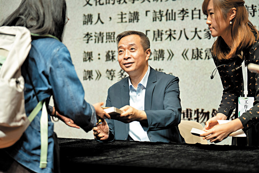 ●康震出席一本讀書會名家講座後為讀者簽名。  一本讀書會供圖