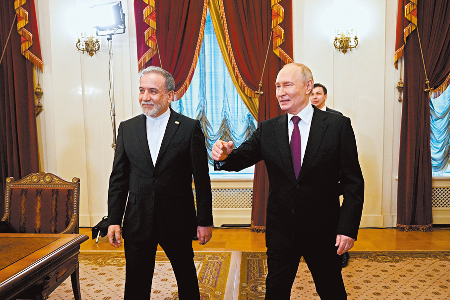 ●阿拉格齊（左）27日抵俄與普京會晤，之前一日短暫折返伊斯蘭堡。 美聯社