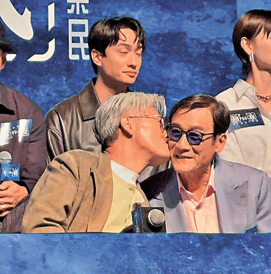 ●發哥親吻梁家輝。  香港文匯報記者孫嘉蔚  攝