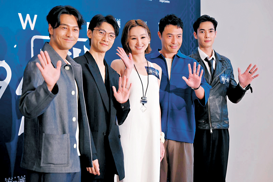 ▲高海寧由多位型男伴隨出場。 香港文匯報記者孫嘉蔚  攝