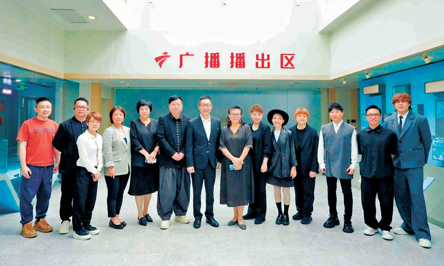 ●廣東廣播電視台與新城廣播團隊在廣東廣播中心合影。