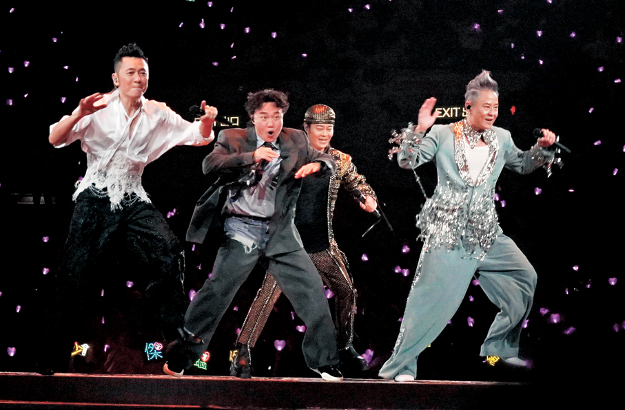 ●草蜢與陳奕迅同台鬥舞。 香港文匯報記者子棠  攝
