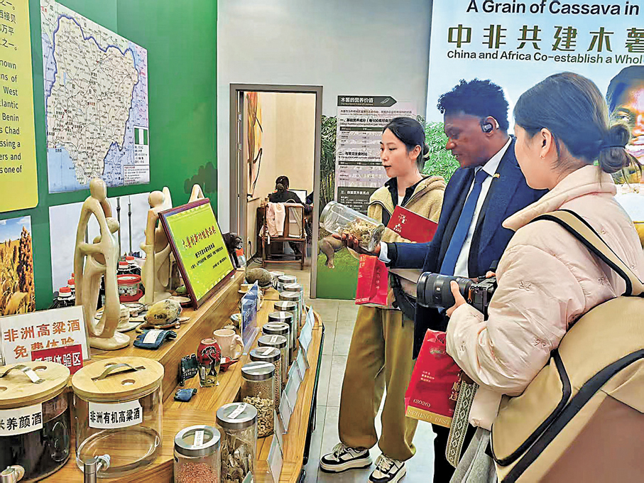 ●早前某展會上，尼日利亞商人奧斯汀向來訪者介紹非洲商品。 資料圖片