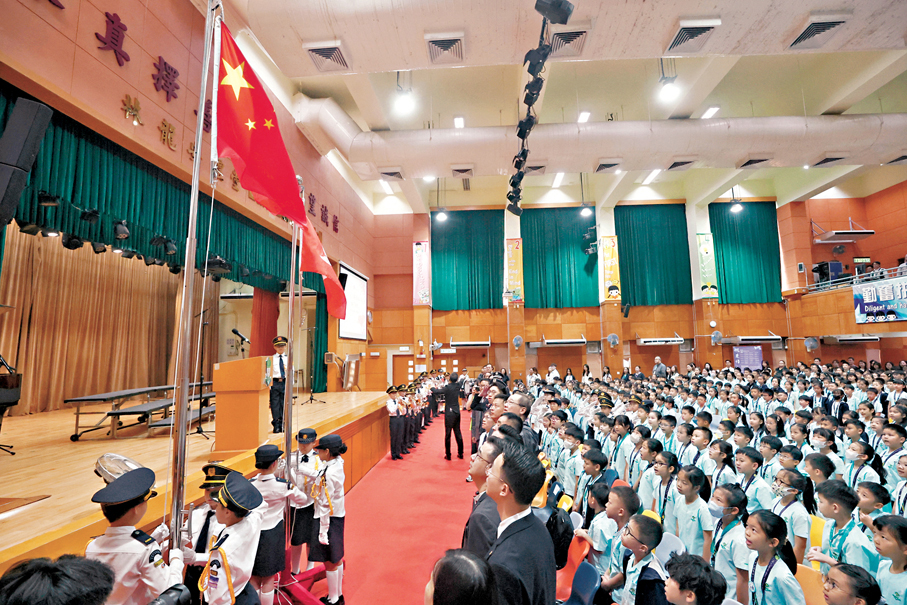 ●國家安全教育不再局限於單一課堂，而是延伸至整個校園教育場景，使相關內容成為學校整體推展國安教育的一部分。圖為中學升旗禮。 資料圖片