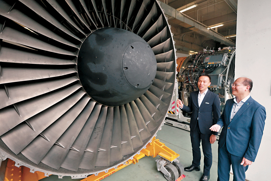 ●中電與港機展示飛機引擎專用儲存倉庫。左起為許焯彥和盧志華。香港文匯報記者郭木又  攝