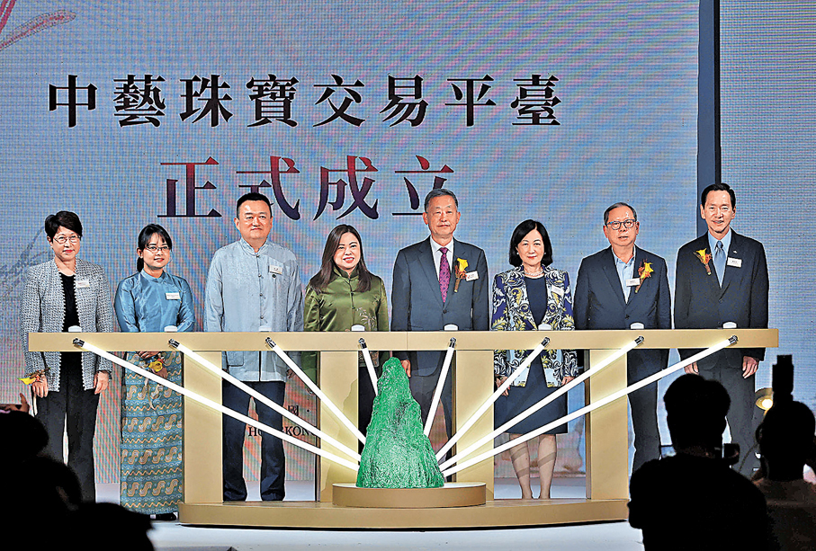 ●羅淑佩（左四）和張偉（左三）等一眾嘉賓出席盛典。