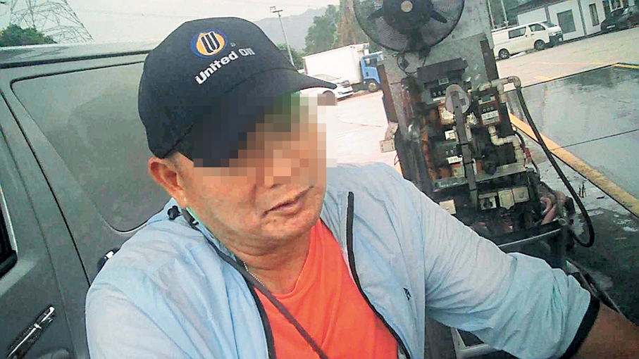 ●倉油站主管稱，私家車、單頭車來了，都可以入油。香港文匯報記者廣濟 攝